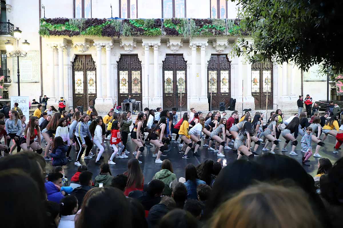 A pesar del frío viento, los burgaleses han salido a las calles para disfrutar de propuestas culturales hasta las 3 horas de la mañana durante una jornada llena de vida