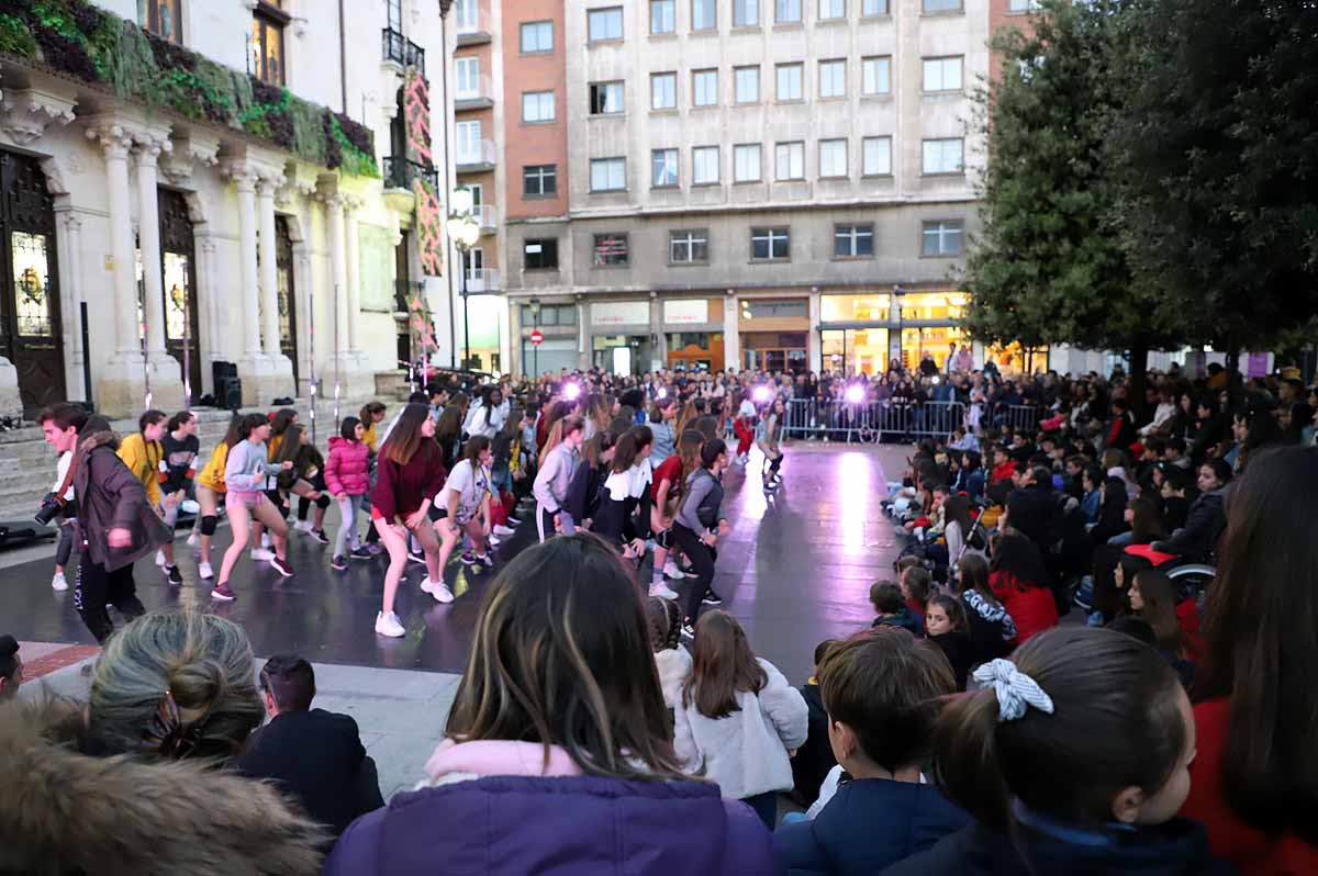 A pesar del frío viento, los burgaleses han salido a las calles para disfrutar de propuestas culturales hasta las 3 horas de la mañana durante una jornada llena de vida