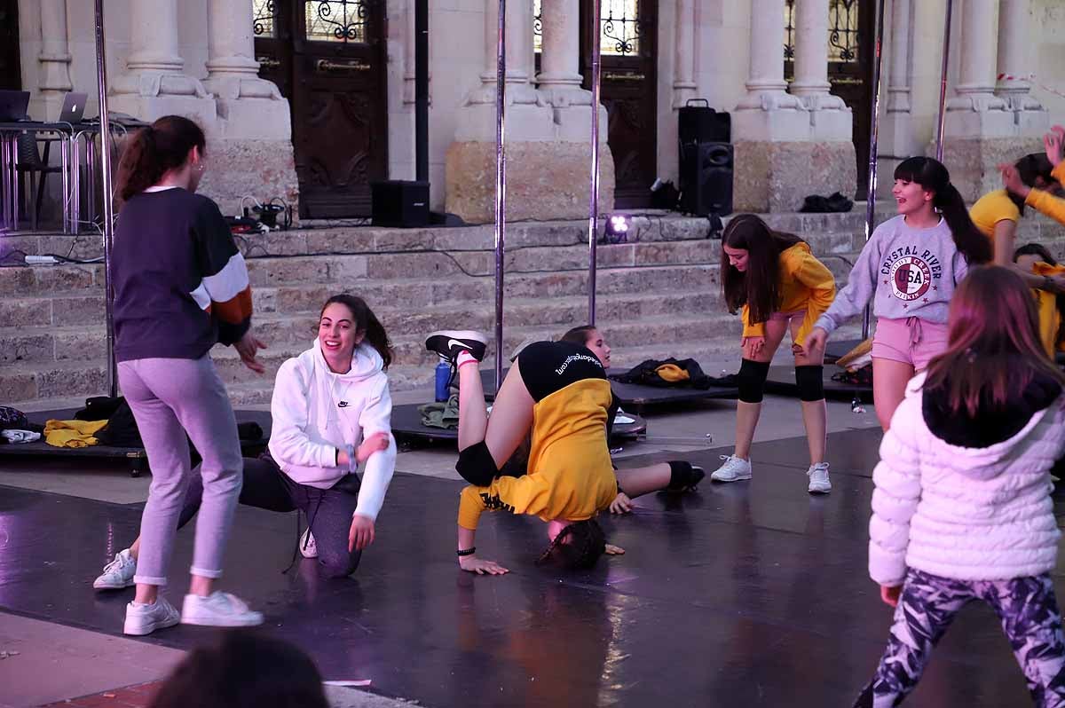 A pesar del frío viento, los burgaleses han salido a las calles para disfrutar de propuestas culturales hasta las 3 horas de la mañana durante una jornada llena de vida