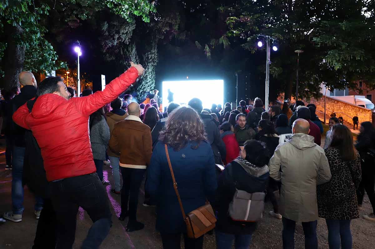 A pesar del frío viento, los burgaleses han salido a las calles para disfrutar de propuestas culturales hasta las 3 horas de la mañana durante una jornada llena de vida