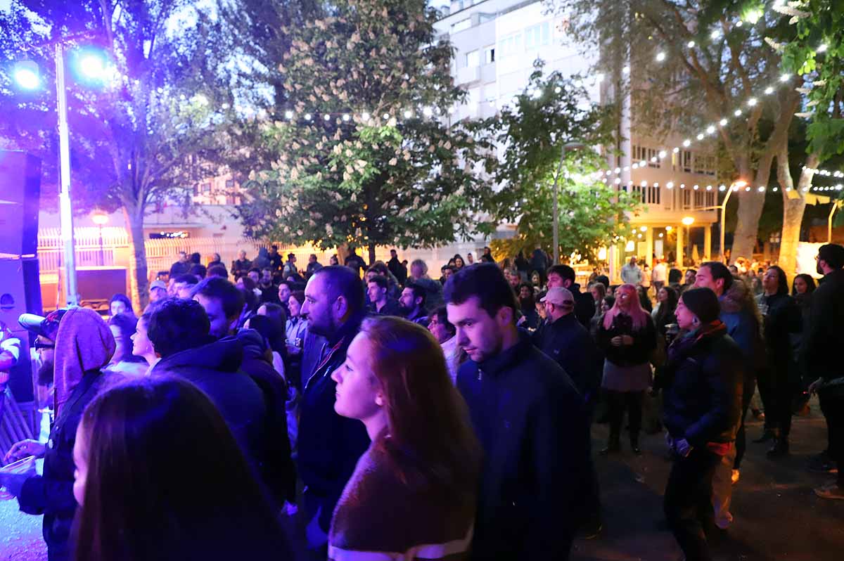 A pesar del frío viento, los burgaleses han salido a las calles para disfrutar de propuestas culturales hasta las 3 horas de la mañana durante una jornada llena de vida