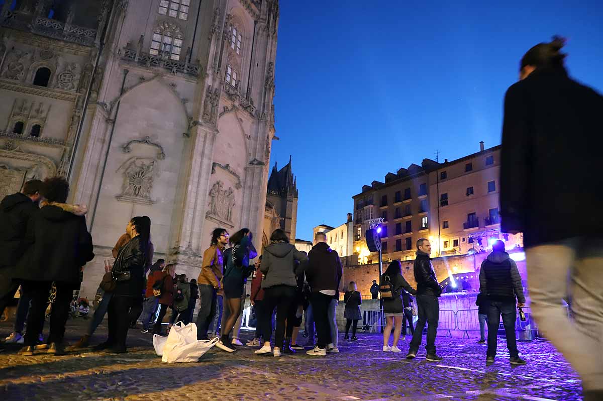 A pesar del frío viento, los burgaleses han salido a las calles para disfrutar de propuestas culturales hasta las 3 horas de la mañana durante una jornada llena de vida