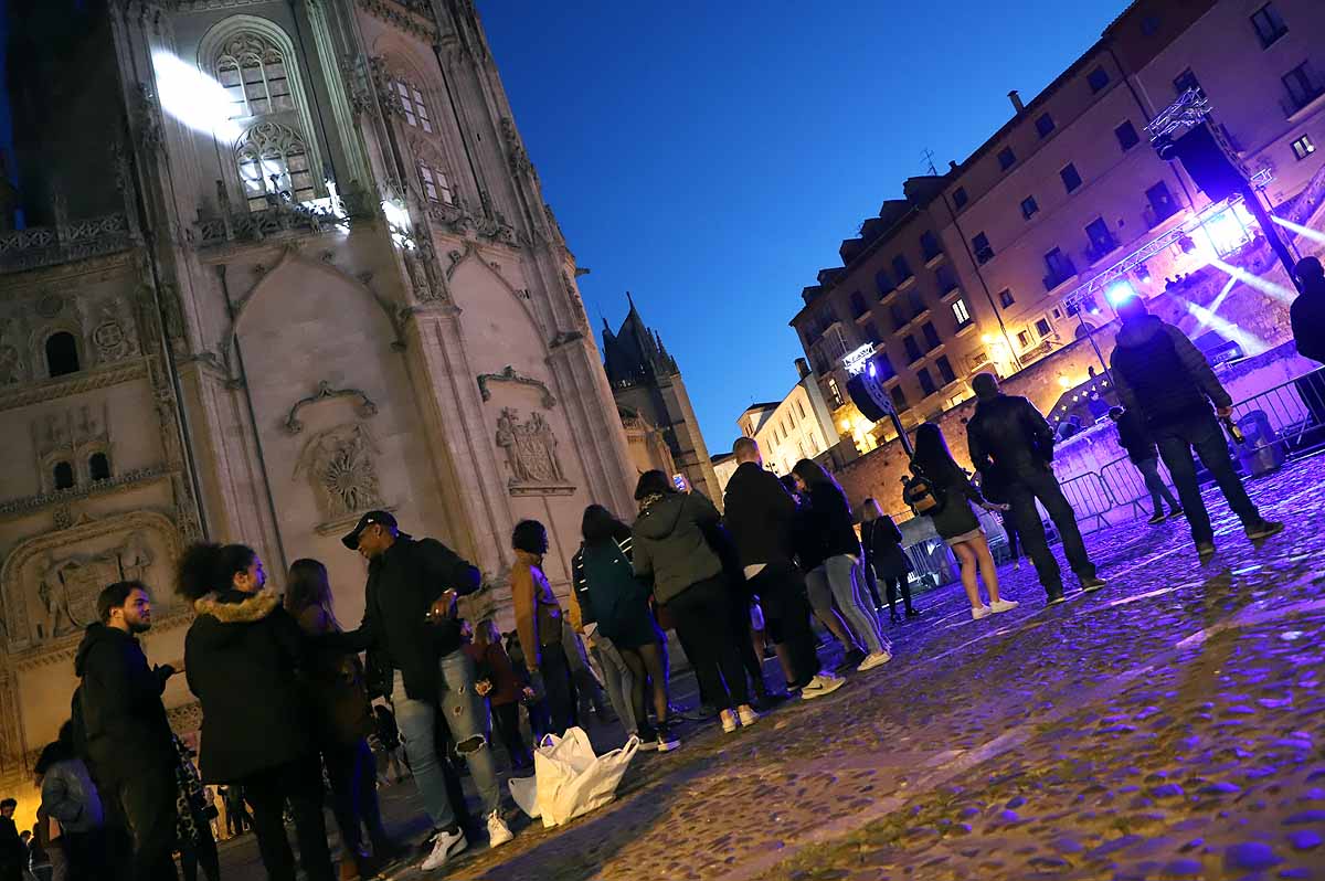 A pesar del frío viento, los burgaleses han salido a las calles para disfrutar de propuestas culturales hasta las 3 horas de la mañana durante una jornada llena de vida