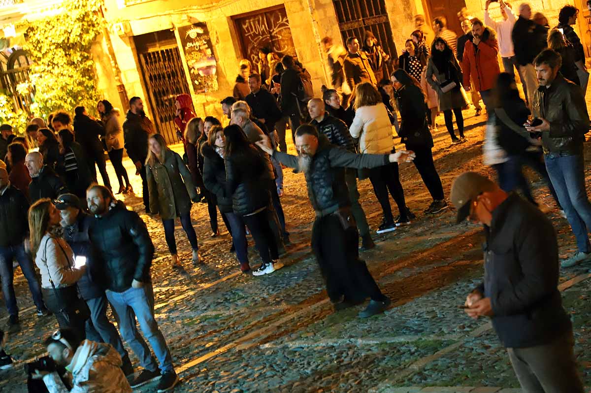 A pesar del frío viento, los burgaleses han salido a las calles para disfrutar de propuestas culturales hasta las 3 horas de la mañana durante una jornada llena de vida