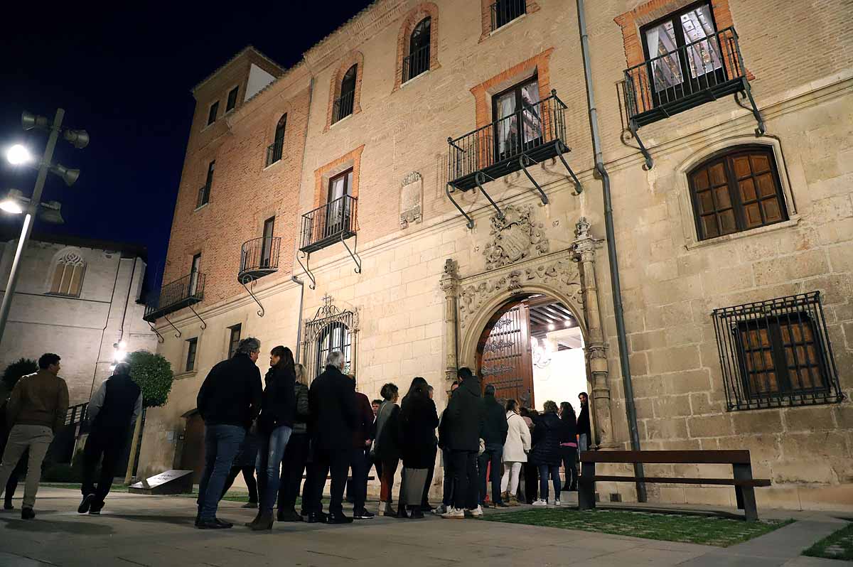 A pesar del frío viento, los burgaleses han salido a las calles para disfrutar de propuestas culturales hasta las 3 horas de la mañana durante una jornada llena de vida