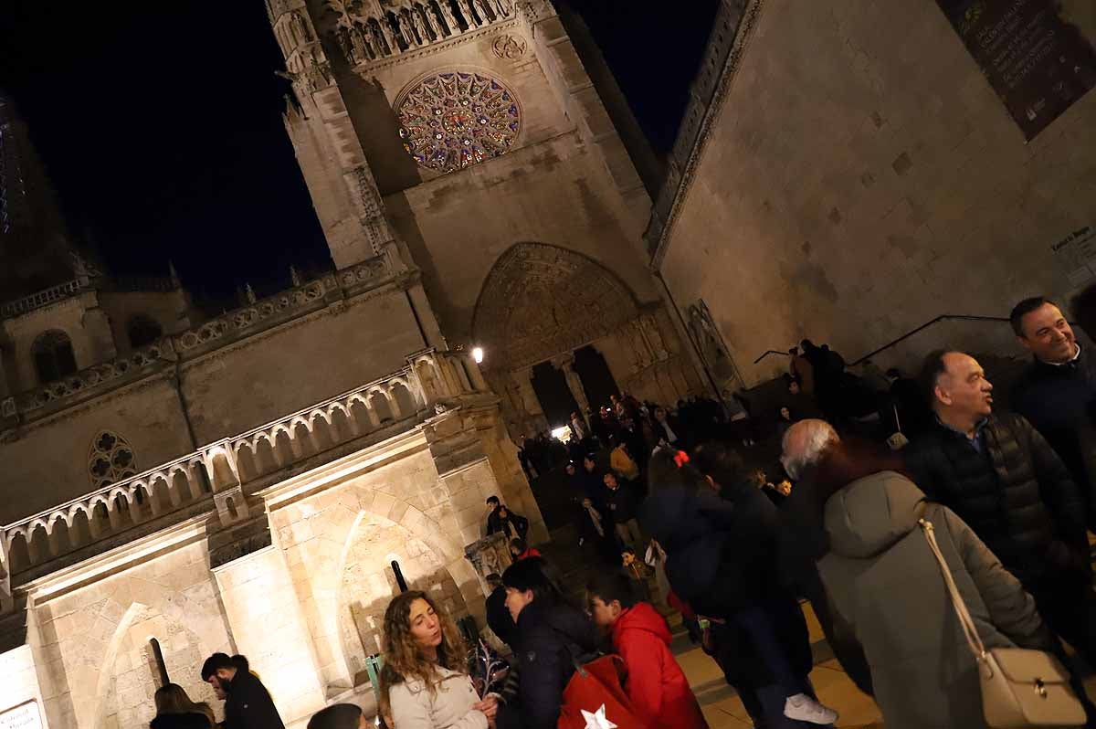 A pesar del frío viento, los burgaleses han salido a las calles para disfrutar de propuestas culturales hasta las 3 horas de la mañana durante una jornada llena de vida