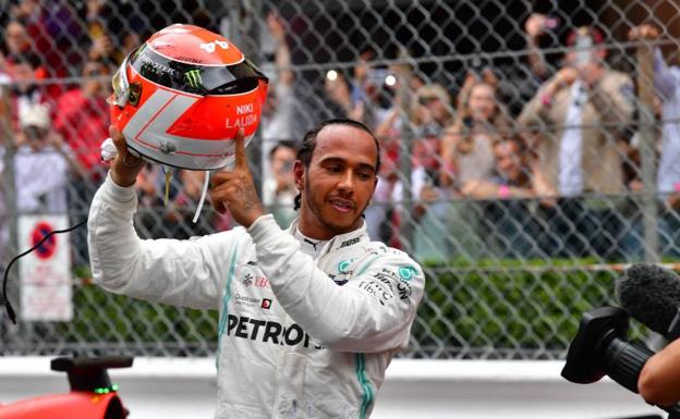 Lewis Hamilton dedica la victoria al expiloto recientemente fallecido, Niki Lauda.