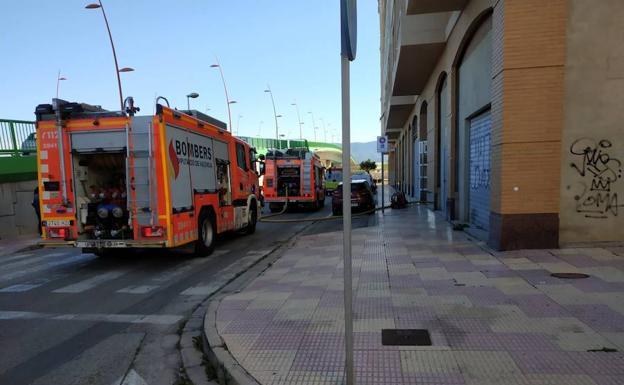 Coches de bomberos en el lugar del incendio declarado en un piso de la localidad de Cullera (Valencia).