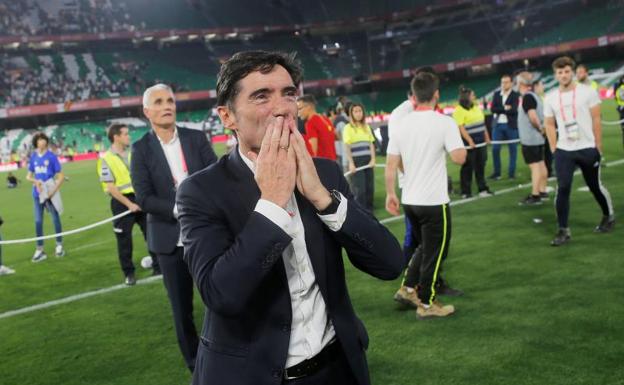 Marcelino García Toral celebra sobre el césped del Villamarín el título de Copa.