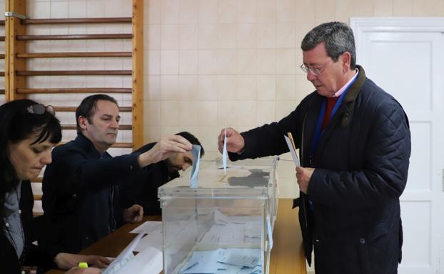 El presidente provincial del PP, César Rico, ha votado esta mañana en el colegio Jesús María.
