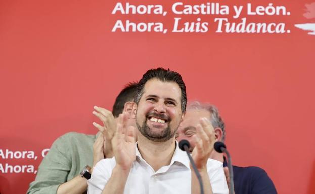 Luis Tudanca celebra la victoria del PSOE en la elecciones de este domingo.