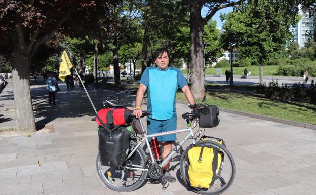 El cicloviajero uruguayo Nestor Yuguero en Burgos 