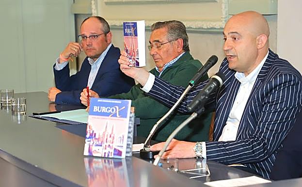 Jesús Toledano (izquierda) presenta su última novela en la Sala Polisón del Teatro Principal