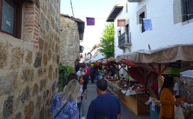 Calle del Medio de Villasana con los puestos de artesanía. 