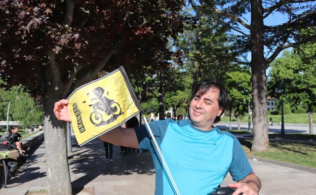 Yuguero mostrando la bandera del viaje 