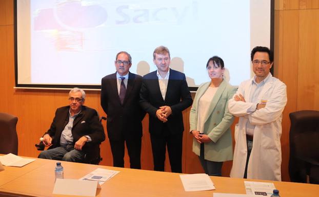 El presidente de la Asociación de Familiares y Afectados de Esclerosis Múltiple de Burgos, Juan Ignacio Hortigüela (izquierda), en la inauguración de la cuarta Jornada de Esclerosis Múltiple de Burgos que ha comenzado esta mañana en el Hospital de Burgos.