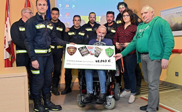 El Cuerpo de bomberos entrega un cheque a la Plataforma de Afectados por el ELA. 