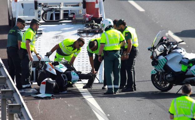 Efectivos de la Guardia Civil en el lugar del accidente.