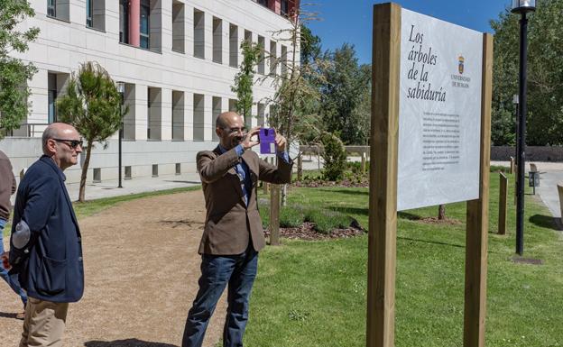 Óscar Esquivas quiso recordar la leyenda que reza en la entrada del Jardín.