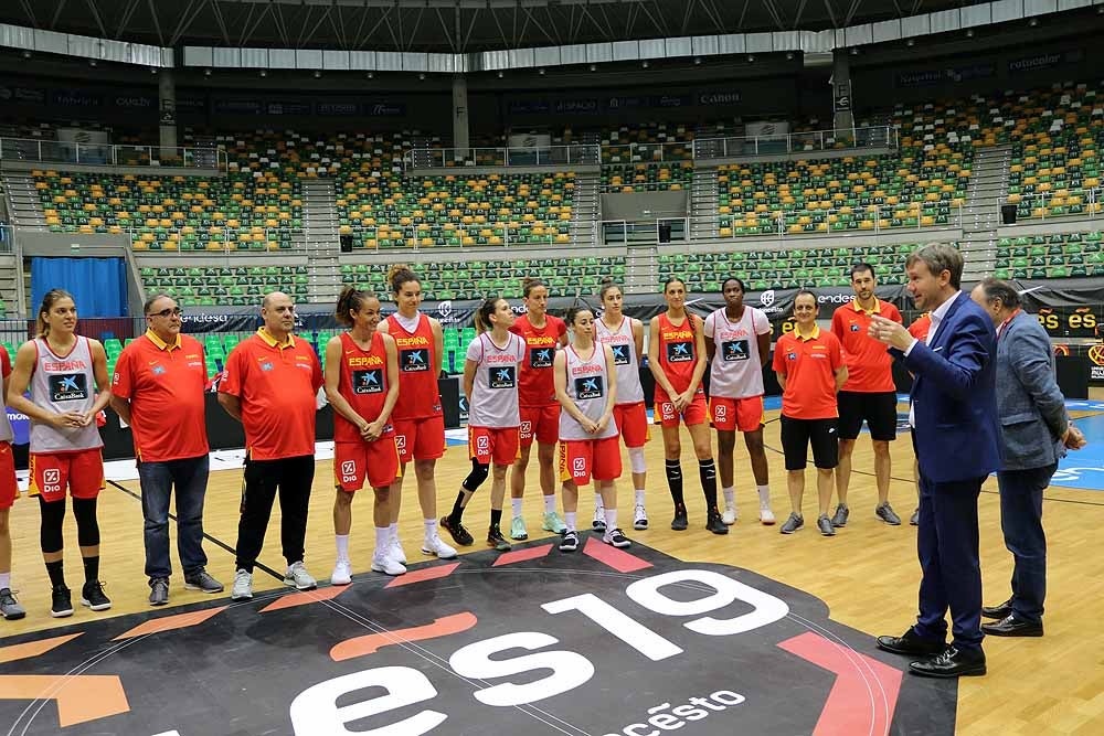Las jugadoras de Lucas Mondelo se ejercitan de cara a su debut contra Letonia en el cuadrangular del Coliseum Burgos preparatorio para el Europeo de Serbia y Letonia de este verano. 