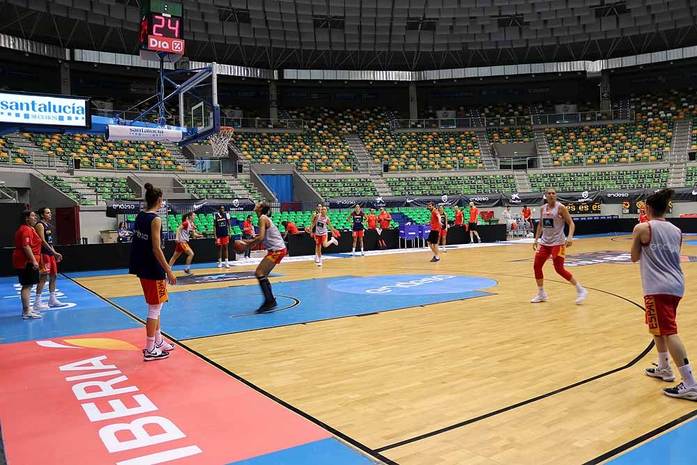 Las jugadoras de Lucas Mondelo se ejercitan de cara a su debut contra Letonia en el cuadrangular del Coliseum Burgos preparatorio para el Europeo de Serbia y Letonia de este verano. 