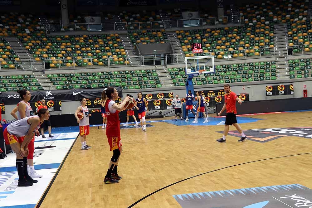 Las jugadoras de Lucas Mondelo se ejercitan de cara a su debut contra Letonia en el cuadrangular del Coliseum Burgos preparatorio para el Europeo de Serbia y Letonia de este verano. 