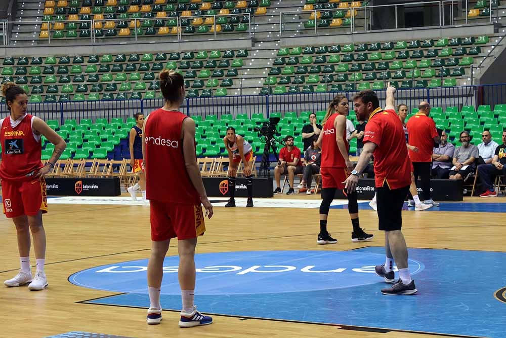 Las jugadoras de Lucas Mondelo se ejercitan de cara a su debut contra Letonia en el cuadrangular del Coliseum Burgos preparatorio para el Europeo de Serbia y Letonia de este verano. 