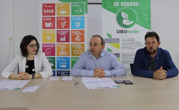 Luis Marcos, en el centro, director de este servicio universitario. 