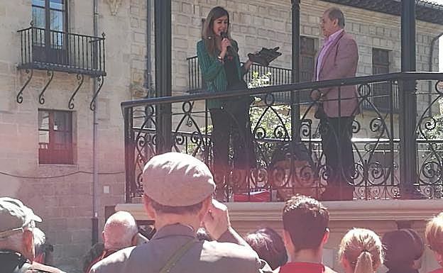 La alcadesa de Miranda, Aitana Hernando, da la bienvennida a los participantes en el Encuentro. 