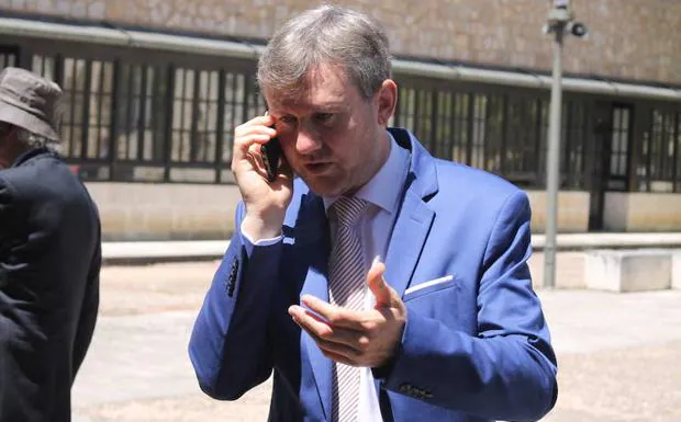 Javier Lacalle conversa por teléfono tras la finalización del acto en la Universidad de Burgos