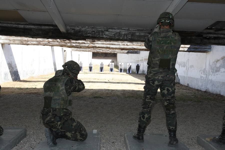 En Castilla y León se han incorporado 1.200 jóvenes a las Fuerzas Armadas en los últimos cutro años. Imágenes de alumnos de la Academia de Caballería de Valladolid
