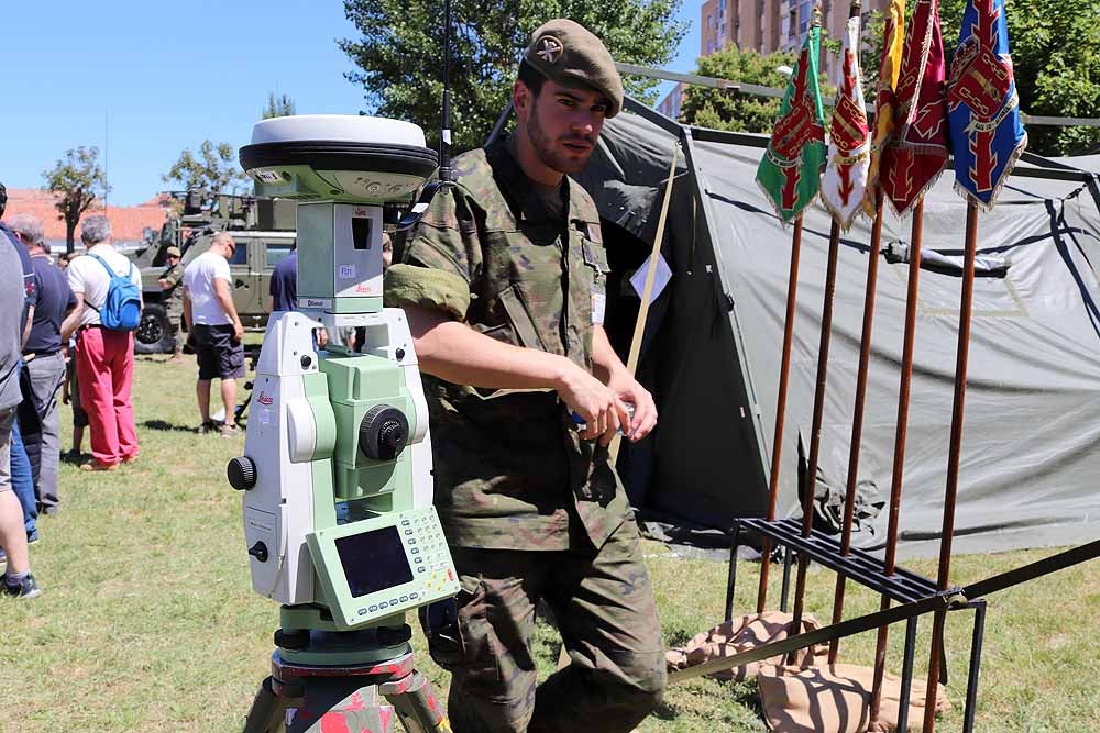 Las unidades militares de Burgos y la Guardia Civil han celebrado el Día de las Fuerzas Armadas con una exhibición de equipamiento y material militar y talleres para grandes y pequeños