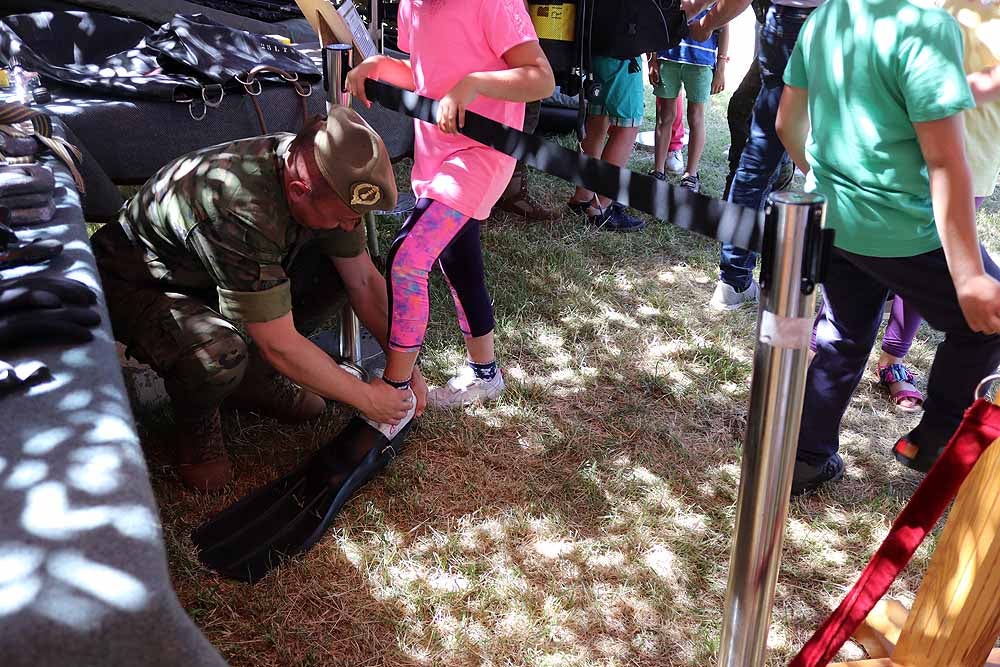 Las unidades militares de Burgos y la Guardia Civil han celebrado el Día de las Fuerzas Armadas con una exhibición de equipamiento y material militar y talleres para grandes y pequeños