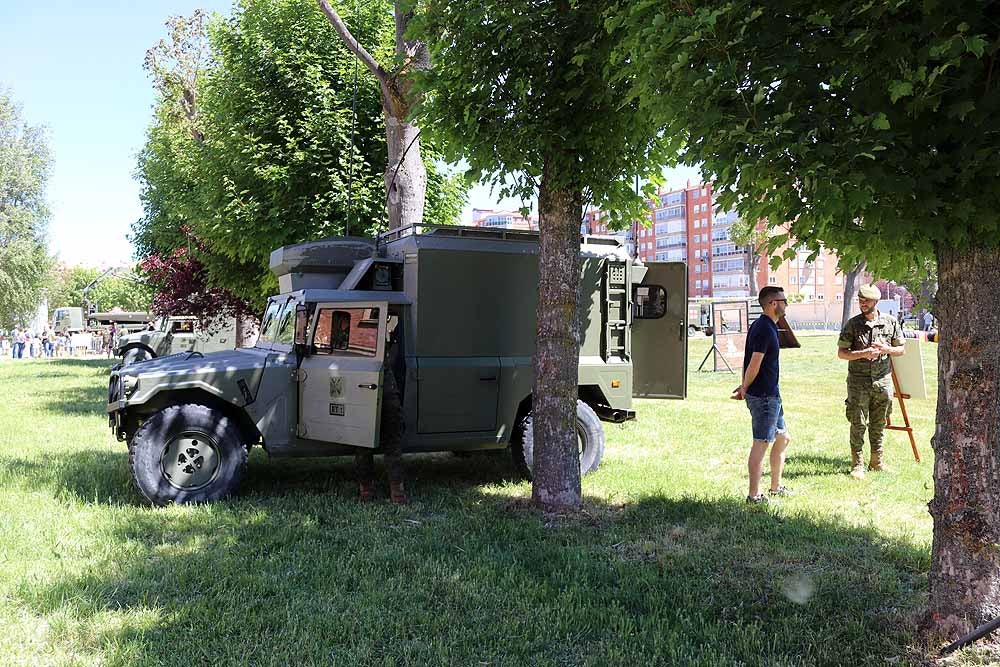 Las unidades militares de Burgos y la Guardia Civil han celebrado el Día de las Fuerzas Armadas con una exhibición de equipamiento y material militar y talleres para grandes y pequeños