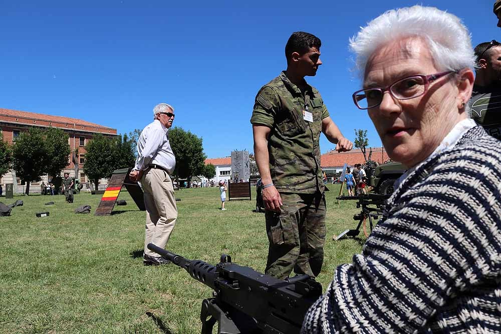 Las unidades militares de Burgos y la Guardia Civil han celebrado el Día de las Fuerzas Armadas con una exhibición de equipamiento y material militar y talleres para grandes y pequeños