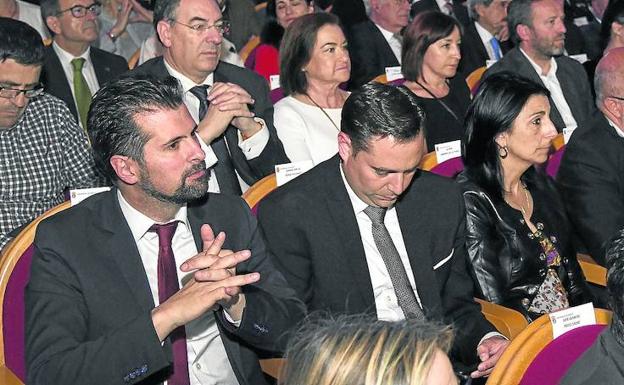 Luis Tudanca (izq.) y Francisco Igea (dcha.), ayer en Burgos, separados por Daniel de la Rosa (PSOE) y Gloria Bañeres (Cs). 