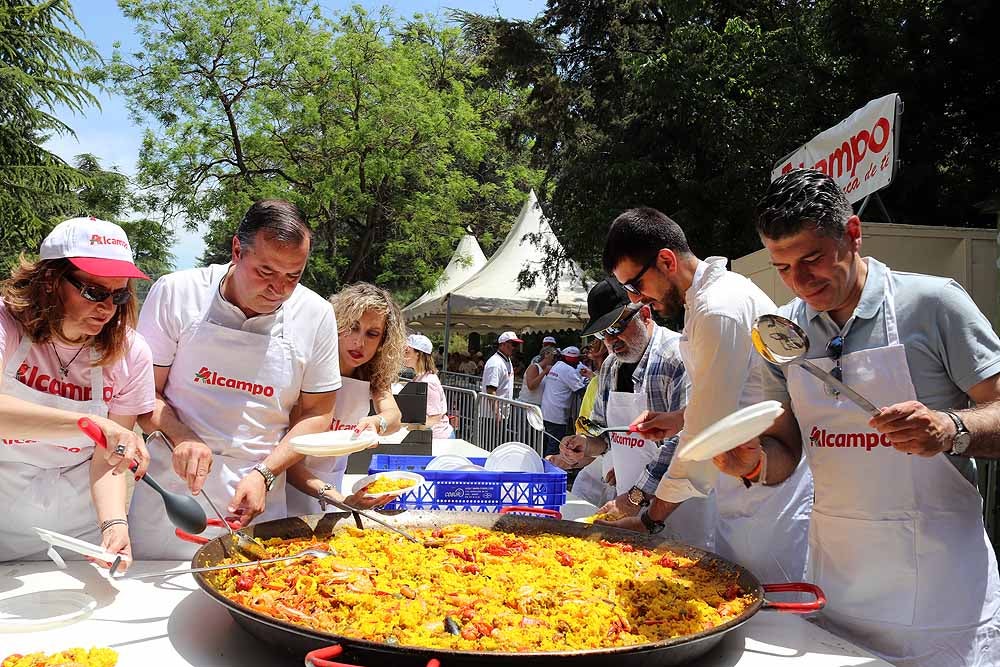 Los concejales del Ayuntamiento de Burgos han dejado a un lado las negociaciones políticas y han repartido la paella de la Romería de la Virgen Blanca | Ha habido guiños a la situación política actual pero el desenlace del Gobierno municipal todavía tardará en llegar