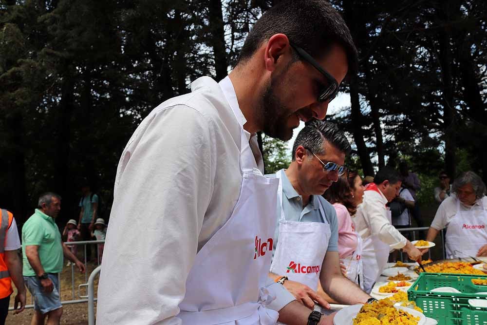 Los concejales del Ayuntamiento de Burgos han dejado a un lado las negociaciones políticas y han repartido la paella de la Romería de la Virgen Blanca | Ha habido guiños a la situación política actual pero el desenlace del Gobierno municipal todavía tardará en llegar