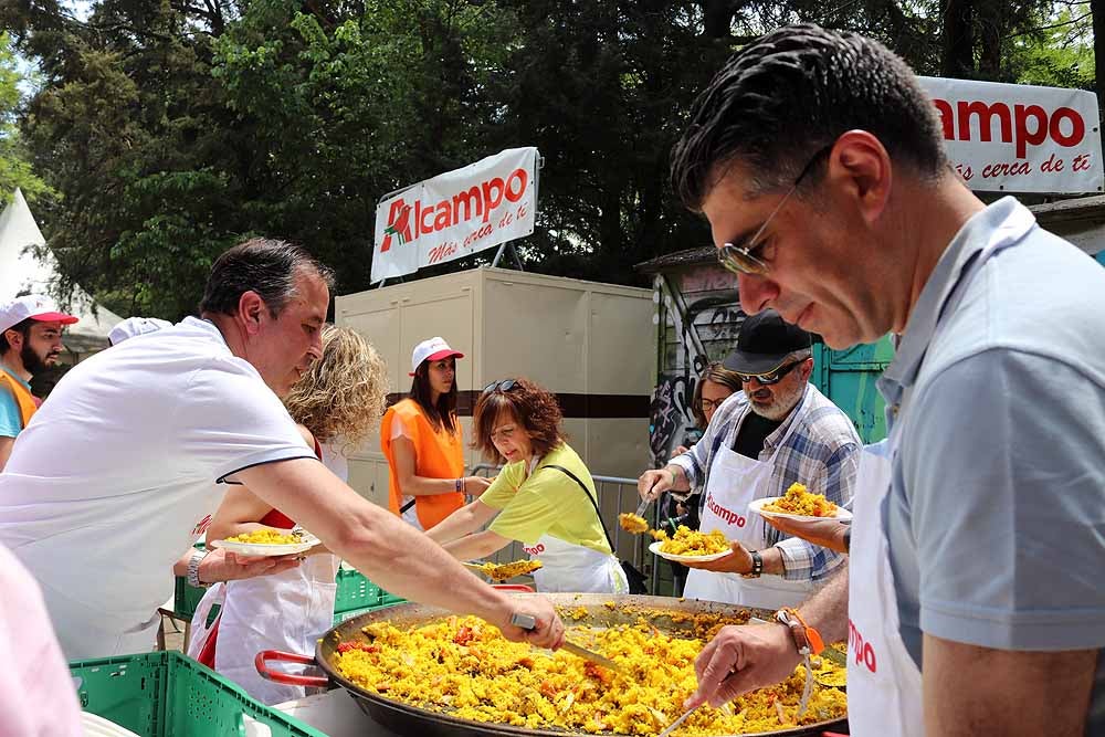 Los concejales del Ayuntamiento de Burgos han dejado a un lado las negociaciones políticas y han repartido la paella de la Romería de la Virgen Blanca | Ha habido guiños a la situación política actual pero el desenlace del Gobierno municipal todavía tardará en llegar