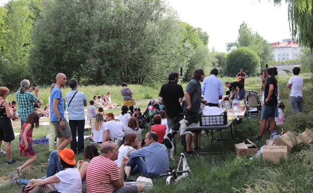 Imagen principal - Los libreros se despiden de una «muy buena» feria, con ventas y éxito en la programación pese a la clasura del Escape Book