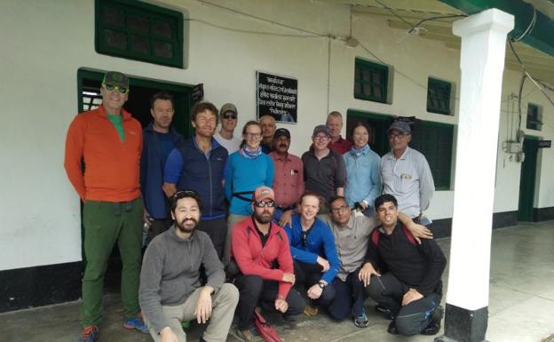 El grupo de montañeros, el pasado 13 de mayo, antes de iniciar el ascenso al Himalaya. 