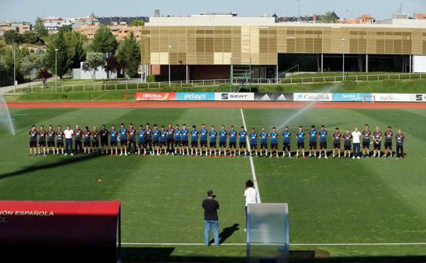 Minuto de silencio antes del entrenamiento de ayer en Las Rozas.