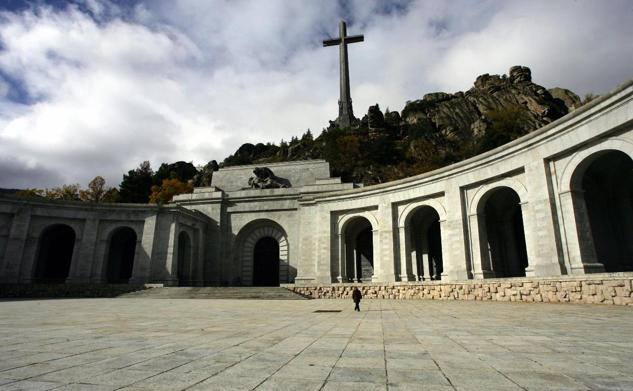 Valle de los Caídos. Al fondo, coronado con una cruz, el mausoleo de Franco.