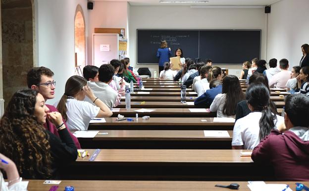 Estudiantes se presentan a la evaluacion de Bachillerato en el distrito de Salamanca. 