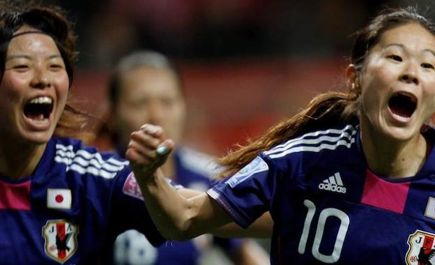 Las juagdoras de Japón celebran un gol. 