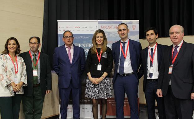 Participantes de la jornada con la alcaldesa de Miranda, Aitana Hernando, en el centro. 