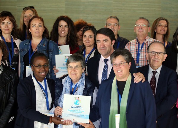 El consejero de Fomento y Medio Ambiente, Juan Carlos Suárez-Quiñones, posa junto a los galardonados con el sello ambiental 'Centro Educativo Sostenible'. 