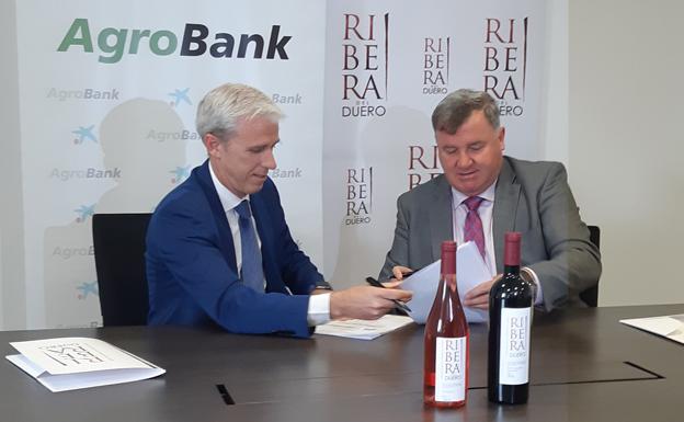 El Director del de Área de Negocio CaixaBank en Castilla y León, Pablo Gómez Ortega (izquierda), y el presidente del Regulador de la Denominación de Origen Ribera del Duero, Enrique Pascual García. 