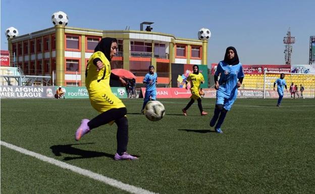 Imagen de un partido de fútbol femenino en Afganistán. 