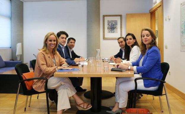 Representantes del PP y Vox, reunidos este sábado en la Asamblea de Madrid.